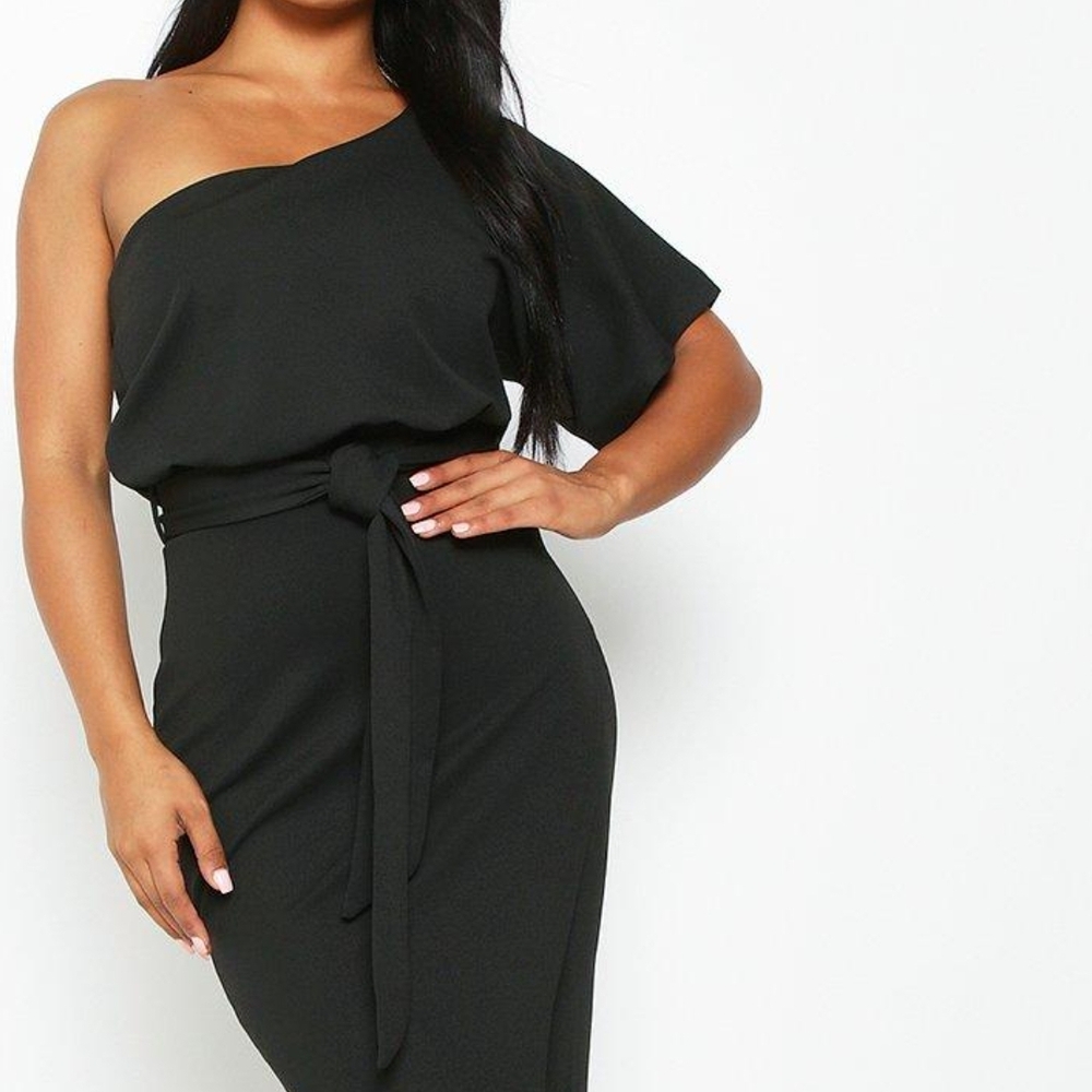 Elegant Black One-Shoulder Dress